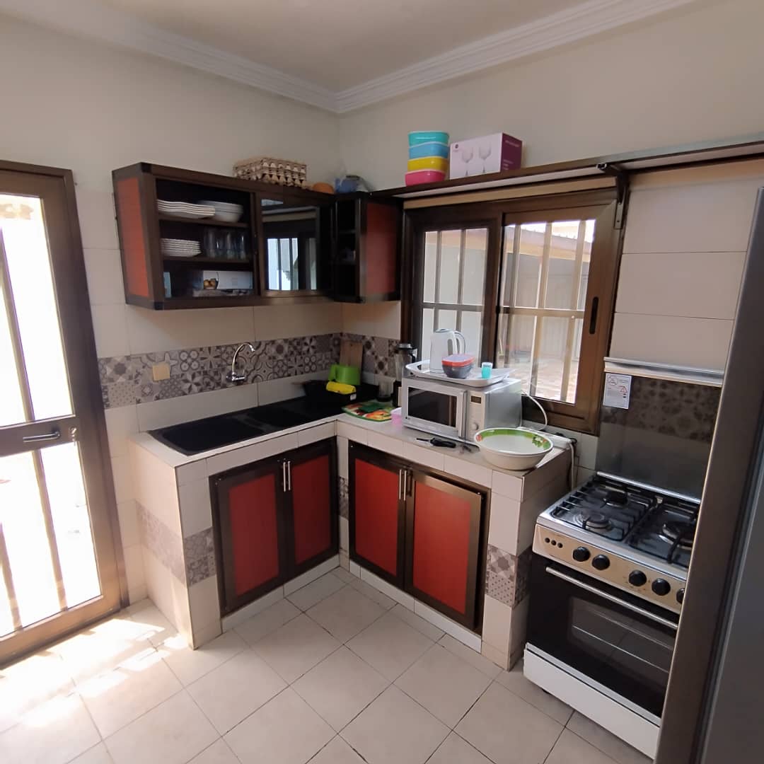 À LOUER – VILLA MEUBLÉE DE 4 PIÈCES AVEC JARDIN À AGOÈ CACAVELI – 500.000F CFA/MOIS