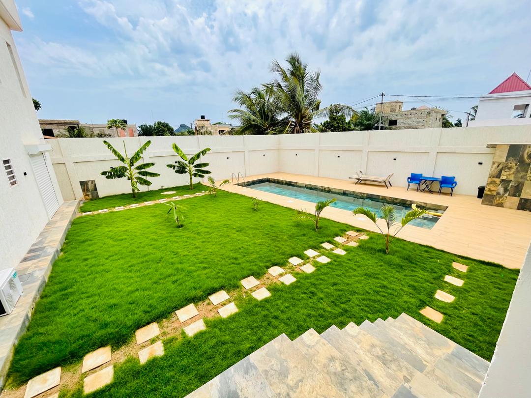 Villa meublée 3 chambres avec piscine à louer à Adidogomé Carrefour AÏSED – 1 200 000 FCFA