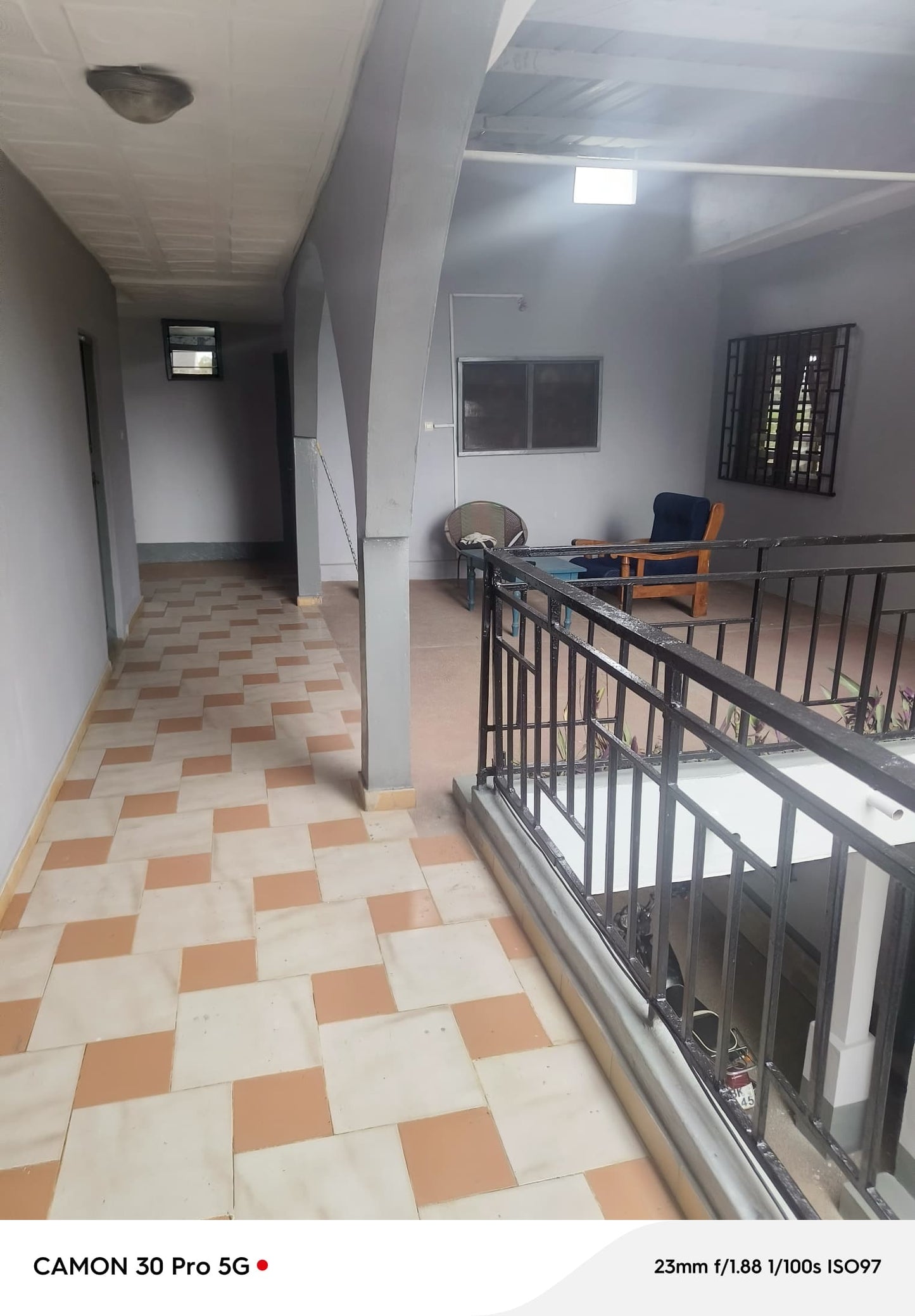 MMEUBLE 19 CHAMBRES À VENDRE À TOKOIN PROTESTANT – 100M DU GOUDRON | TITRE FONCIER