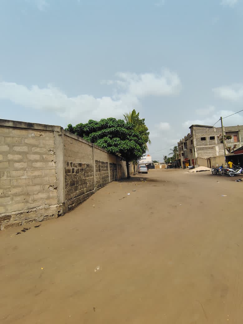 Lot avec construction de 4 chambres à vendre à Agbalepedo – 55.000.000 FCFA