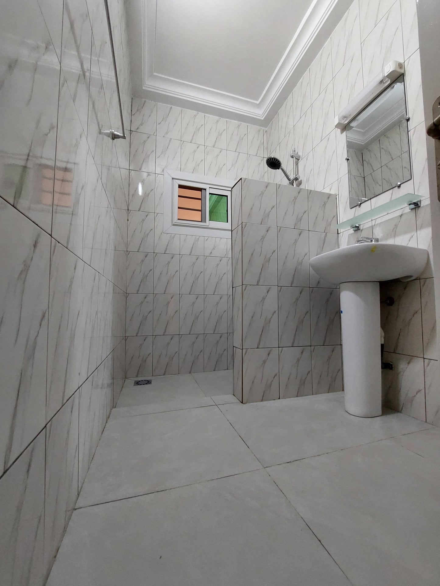 À LOUER – VILLA MEUBLÉE 4 PIÈCES (3 CHAMBRES SALON) AVEC PISCINE ET JARDIN À KPOGAN