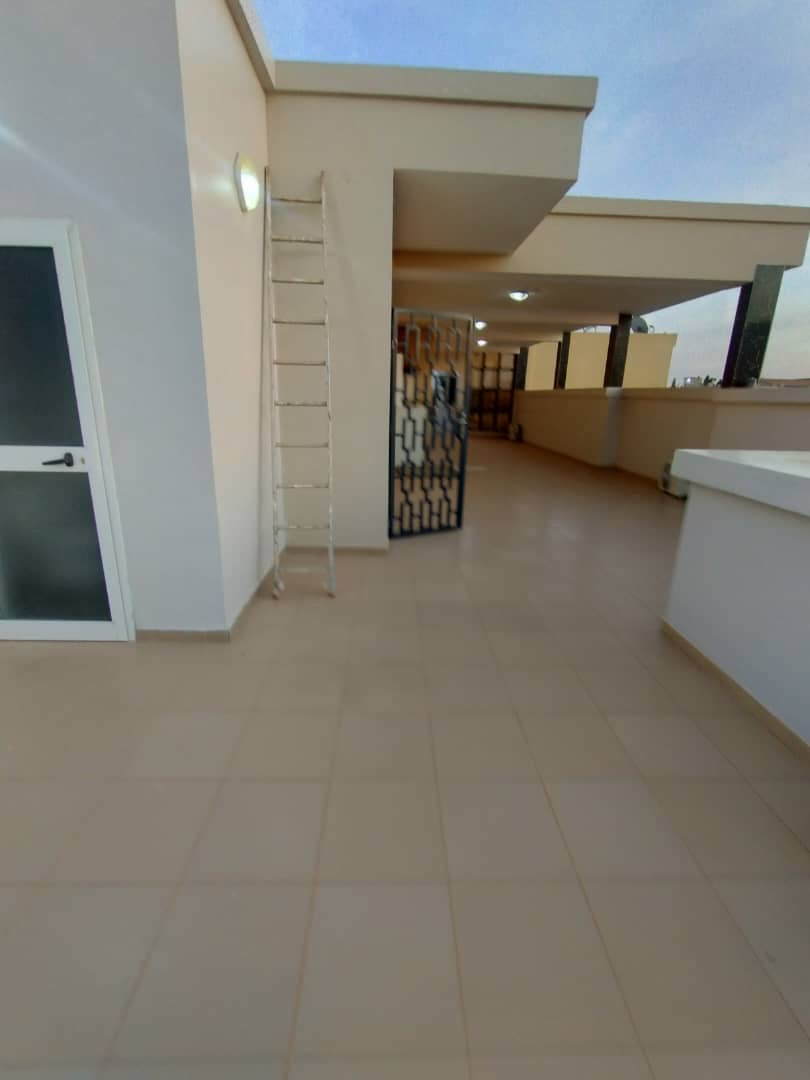 À LOUER – VILLA DUPLEX DE 6 PIÈCES | AGOÈ 2 LIONS | 700.000 F/MOIS