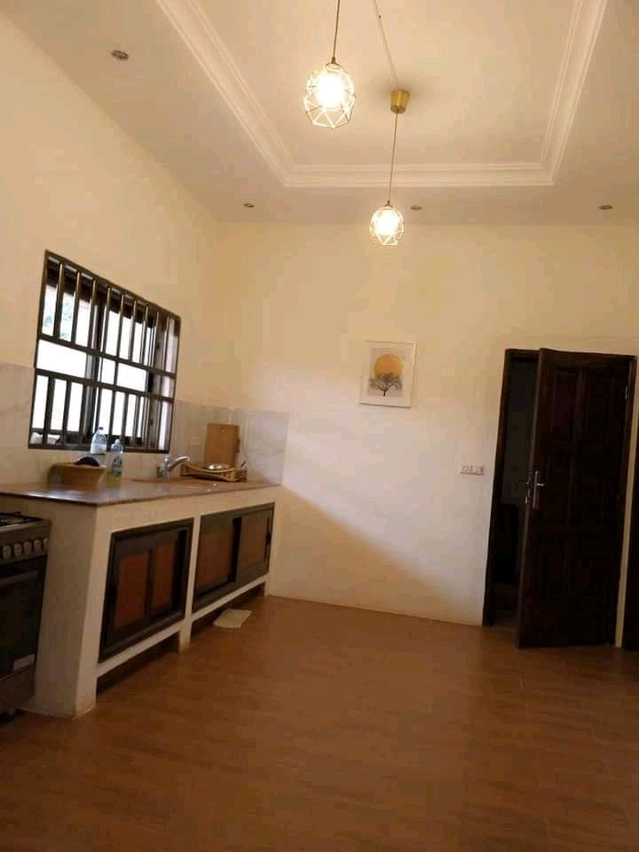 VILLA 6 PIÈCES À VENDRE À AGOÈ SOGBOSSITO – 1KM DU GOUDRON