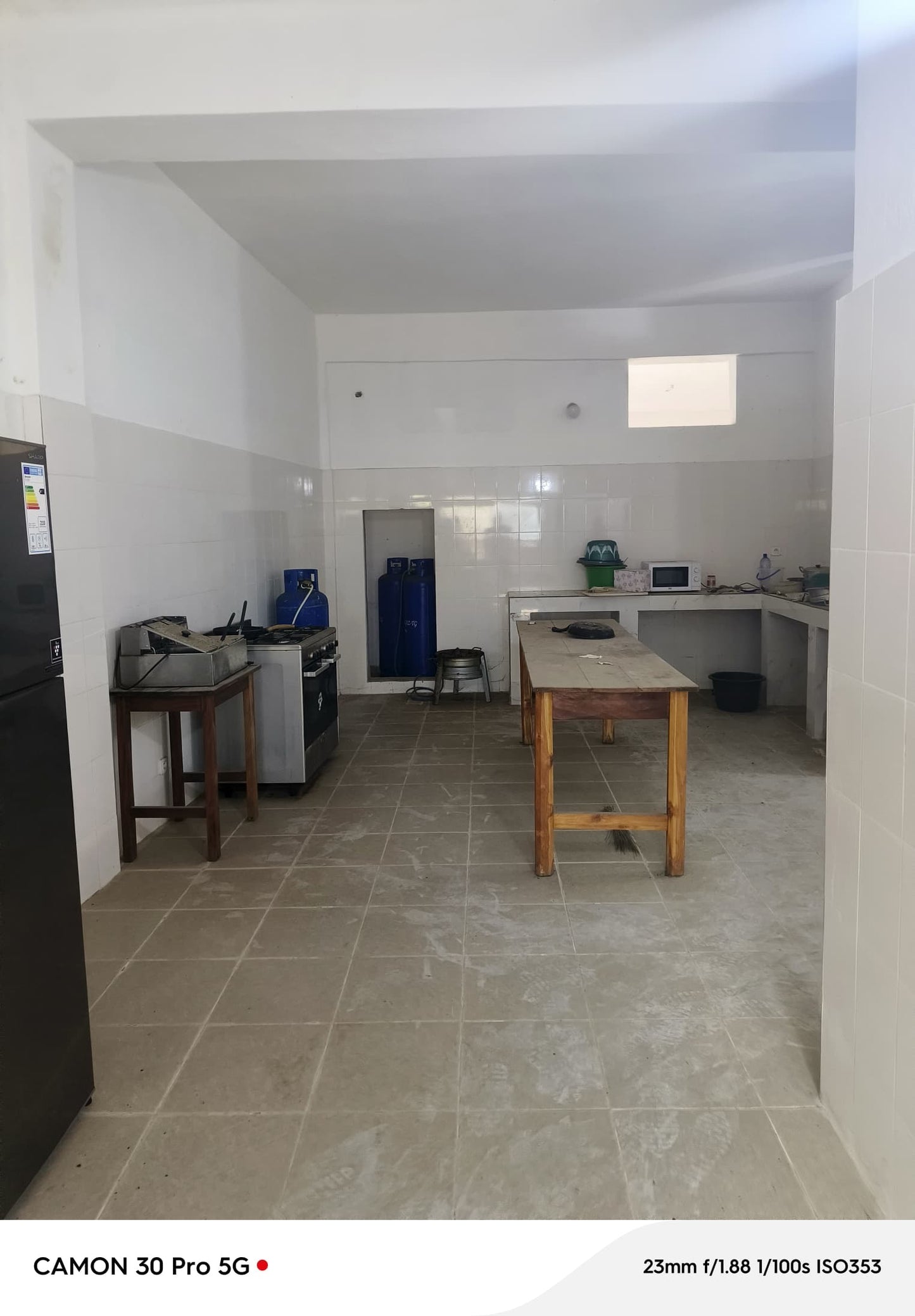 À VENDRE UN RESTAURANT TOUT EN BAIES VITRÉES BÂTI SUR UN LOT EN ANGLE DE RUE À 50M DU GOUDRON AVEC VUE SUR LA MER À BAGUIDA - 3 NIVEAUX, 6 TOILETTES, 2 BARS