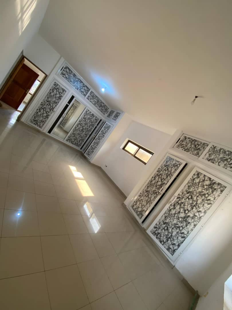 VILLA 9 PIÈCES À LOUER À TOTSI-ADIDOADIN – 350M DU GOUDRON