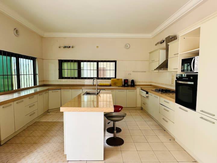 À LOUER – VILLA MEUBLÉE DUPLEX DE 8 PIÈCES AVEC PISCINE À AVEPOZO – 2 500 000 F CFA/MOIS OU 200 000 F/JOUR
