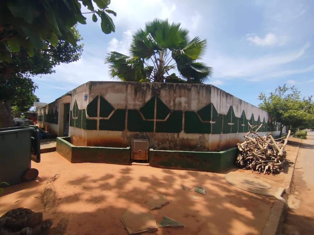 MAISON DE 4 PIÈCES À VENDRE À LOMÉ, LA CAISSE – ANGLE DE RUE AVEC ESPACE PISCINE