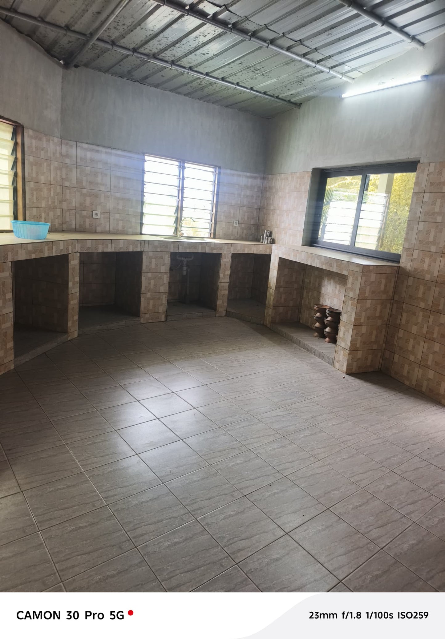 UN HÔTEL À VENDRE À APESSITO – 23 CHAMBRES + BAR + MAGASINS