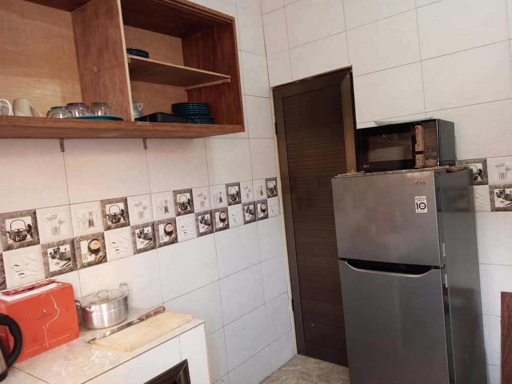 À LOUER – VILLA MEUBLÉE 4 PIÈCES (3 CHAMBRES, 1 SALON) À ADIDOGOMÉ MOKPOKPO