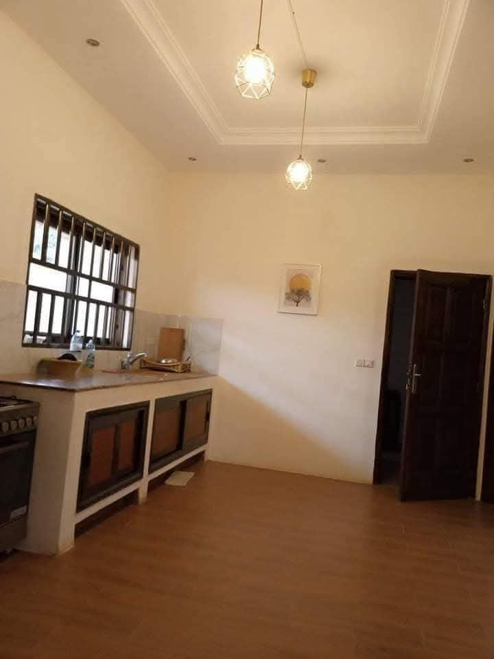 VILLA 6 PIÈCES À VENDRE À AGOÈ SOGBOSSITO – 1KM DU GOUDRON