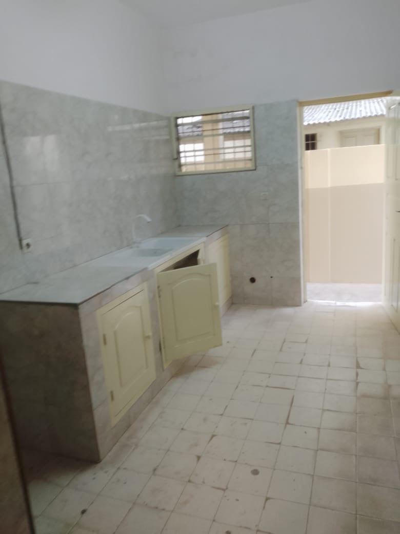 VILLA R+1 EN ANGLE DE RUE À VENDRE À HEDZRANAWOÉ – 4 CHAMBRES, 2 SALONS – 90 MILLIONS