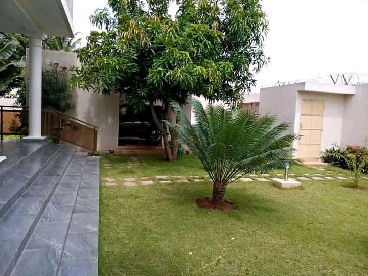 VILLA 6 PIÈCES À VENDRE À AGOÈ SOGBOSSITO – 1KM DU GOUDRON