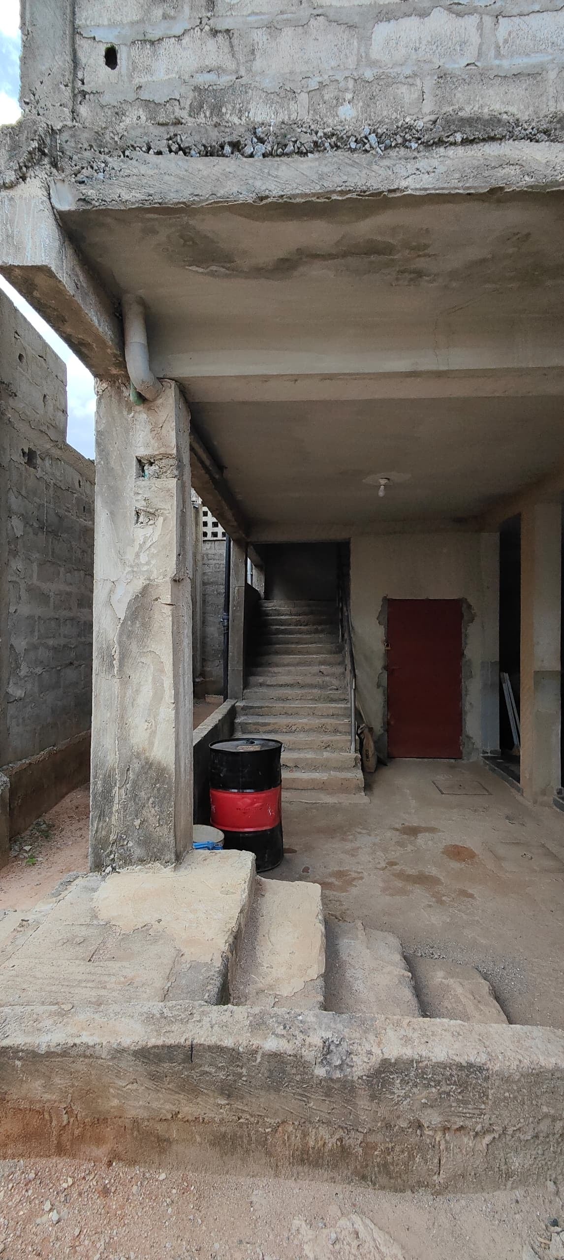 UN IMMEUBLE ET ENTREPÔT À VENDRE À AGOÈ VAKPOSSITO – CAMP GP