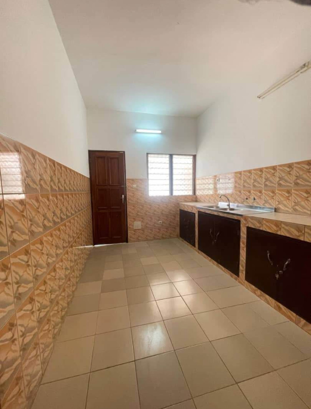 À LOUER – VILLA DE 7 PIÈCES AVEC JARDIN ET GARAGE À DJIDJOLÉ PHARMACIE | 450 000 FCFA/MOIS