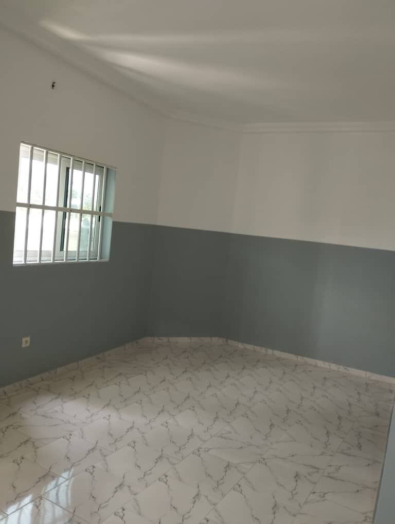 À VENDRE : VILLA DUPLEX DE 5 PIÈCES SUR 300 m² À AGBATA (CÔTÉ NON PLAGE)
