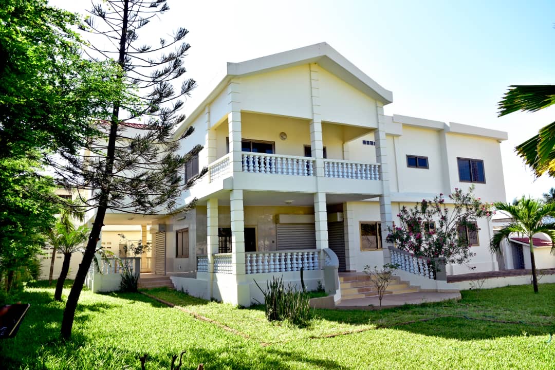 À VENDRE – Villa 14 pièces en angle de rue à Kpogan | 900 m² en bordure du goudron | 200 millions FCFA