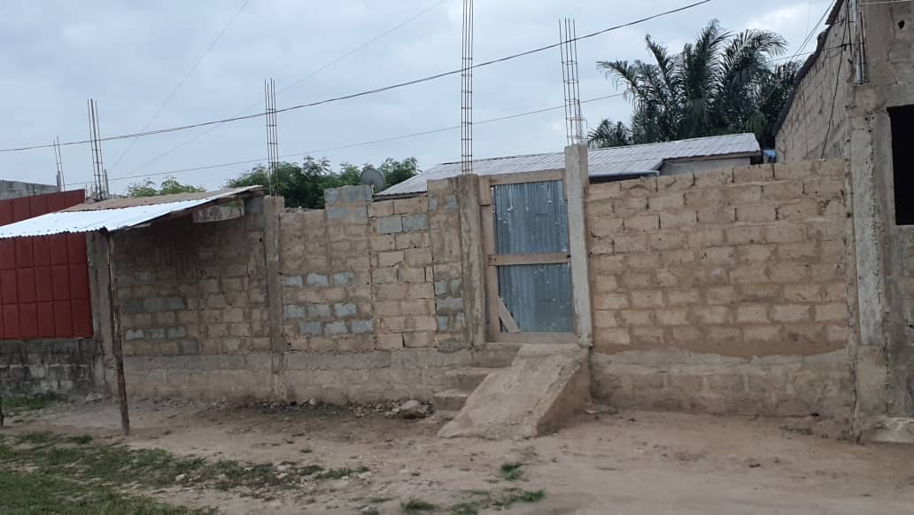 VILLA 2 CHAMBRES SALON À VENDRE À LOMÉ - APESSITO – URGENCE