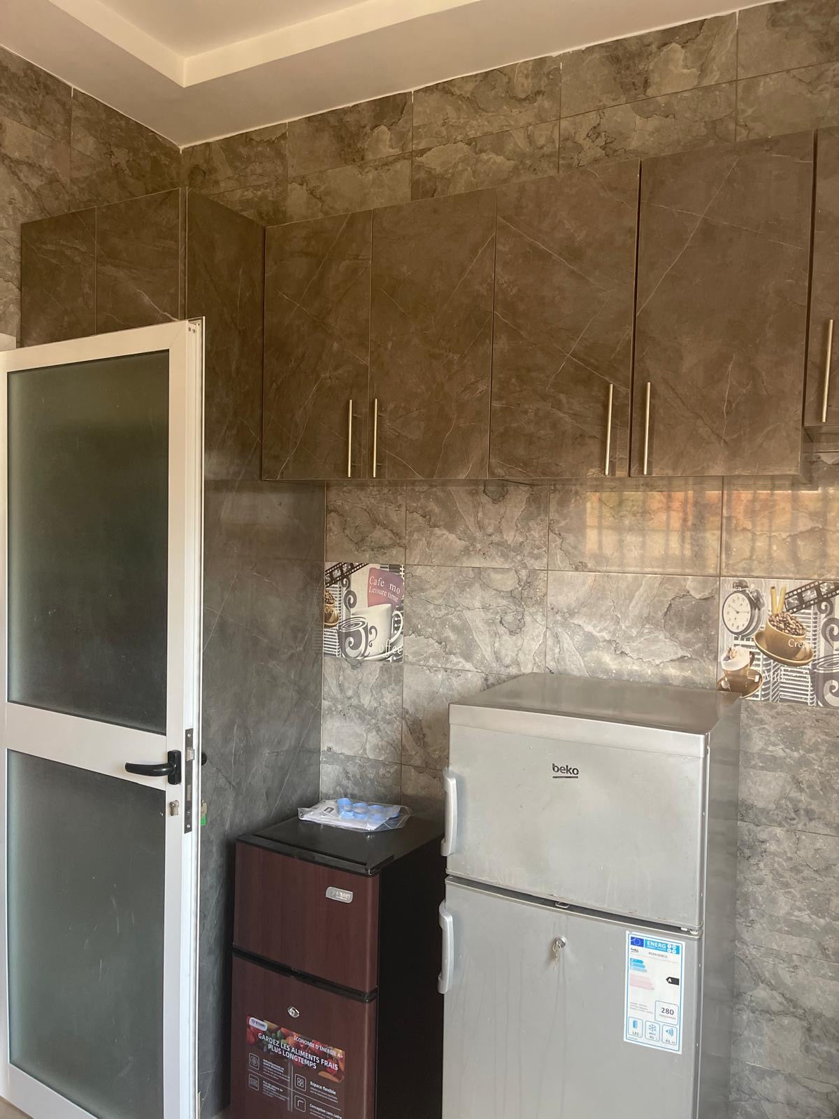 VILLA DE 2 CHAMBRES À VENDRE À LA CITÉ MOKPOKPO, ADIDOGOMÉ – DEMI LOT ANGLE RUE