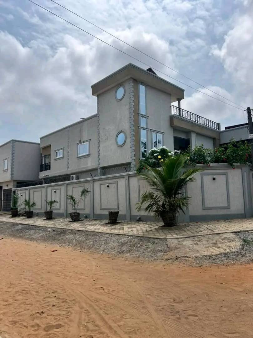 VILLA 10 PIÈCES À VENDRE À LOMÉ - DJIDJOLÉ – 350 MILLIONS