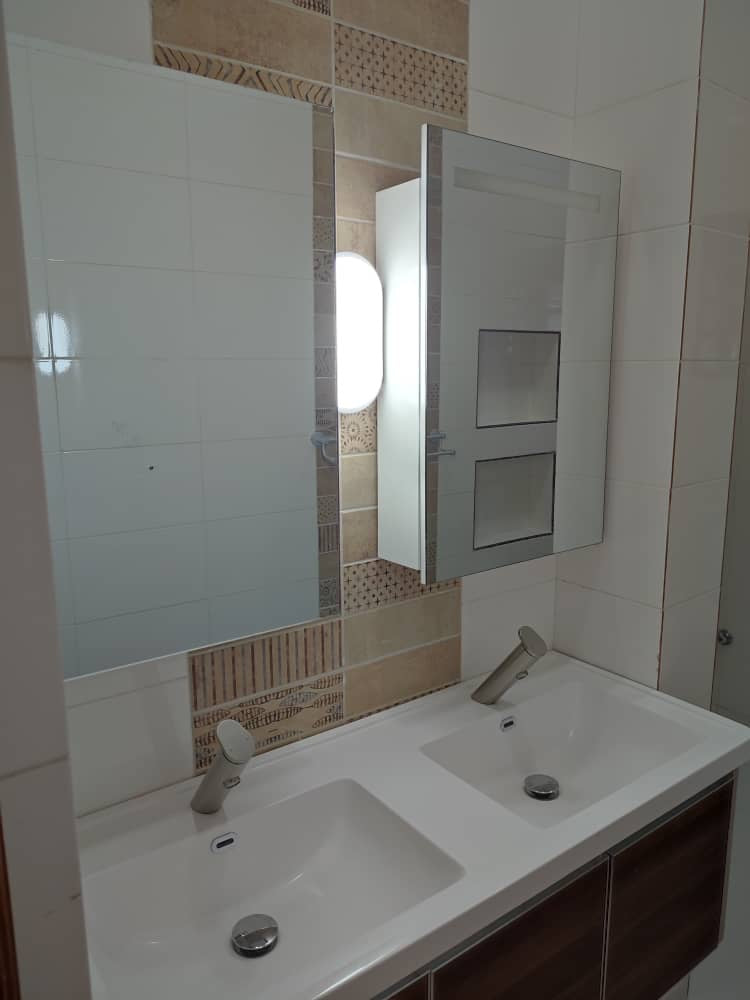 À LOUER – VILLA MEUBLÉE DE 6 PIÈCES AVEC PISCINE À LA RÉSIDENCE DU BÉNIN (CAISSE)