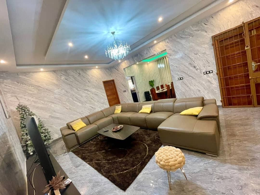 À VENDRE – VILLA MEUBLÉE DE 6 PIÈCES AVEC PISCINE, SALLE DE SPORT & ROOFTOP À ZANGUERA UCAO – 260 MILLIONS FCFA