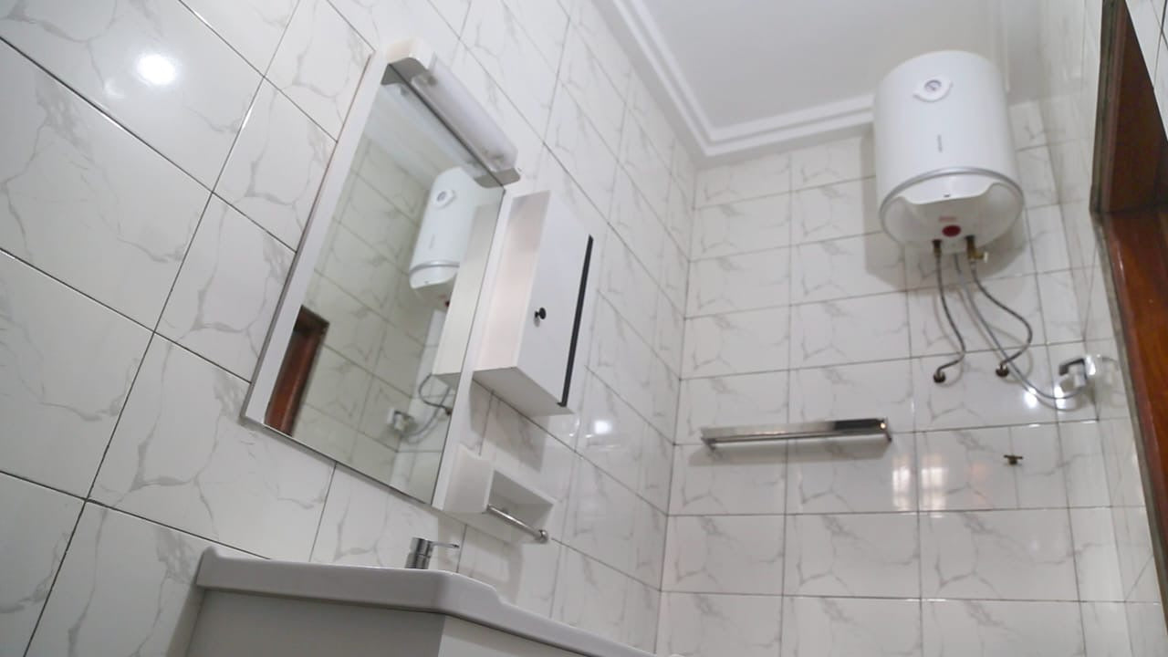 À LOUER – VILLA MEUBLÉ 4 PIÈCES (3 CHAMBRES SALON) À KOHÉ