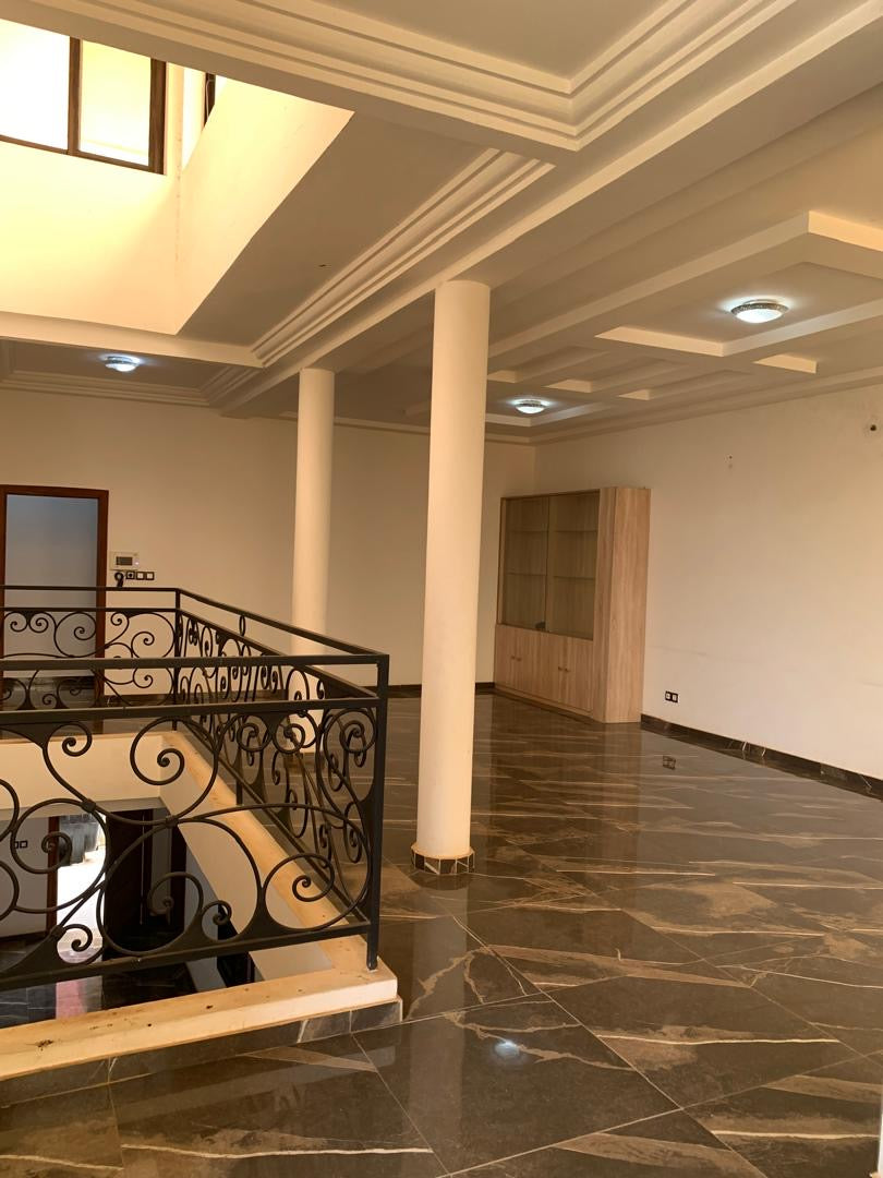 À LOUER – VILLA 07 PIÈCES À AVÉNOU, DERRIÈRE TOTAL | 1 000 000 FCFA/MOIS