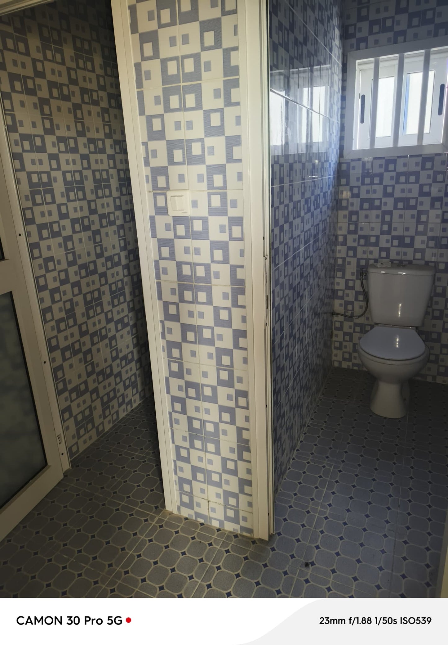 À VENDRE UN RESTAURANT TOUT EN BAIES VITRÉES BÂTI SUR UN LOT EN ANGLE DE RUE À 50M DU GOUDRON AVEC VUE SUR LA MER À BAGUIDA - 3 NIVEAUX, 6 TOILETTES, 2 BARS