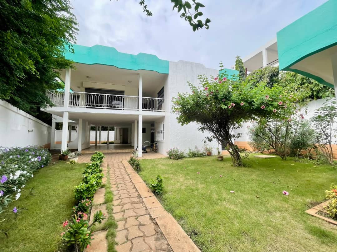 À VENDRE / À LOUER – Villa 10 pièces sur 500 m² à Nukafu Cerfer | 4 chambres, dépendance, jardin | Vente : 120M FCFA | Location : 600.000 FCFA/mois