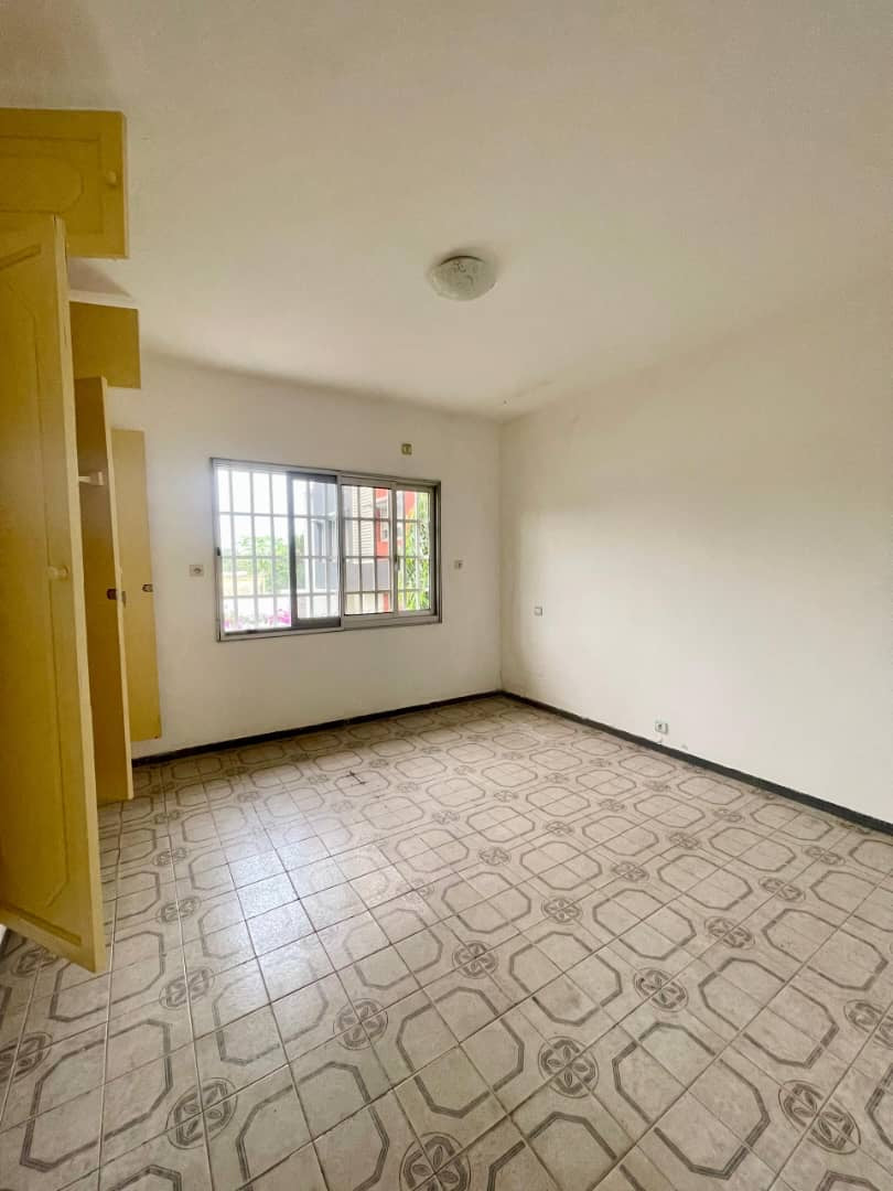 À VENDRE / À LOUER – Villa 10 pièces sur 500 m² à Nukafu Cerfer | 4 chambres, dépendance, jardin | Vente : 120M FCFA | Location : 600.000 FCFA/mois