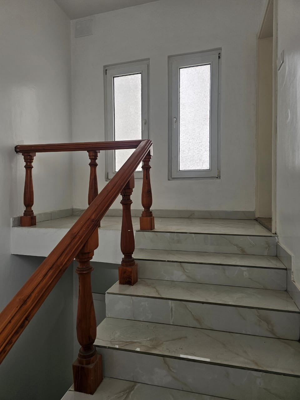 À LOUER – MAISON TRIPLEX DE 10 PIÈCES À NYÉKONAKPOÉ, BORD DU GOUDRON
Prix : 1.000.000 FCFA / mois
