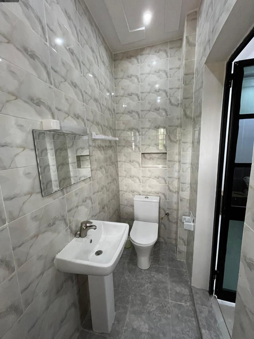 Appartement meublé 2 chambres en location en bord du goudron à Djidjolé – 500 000 FCFA/mois