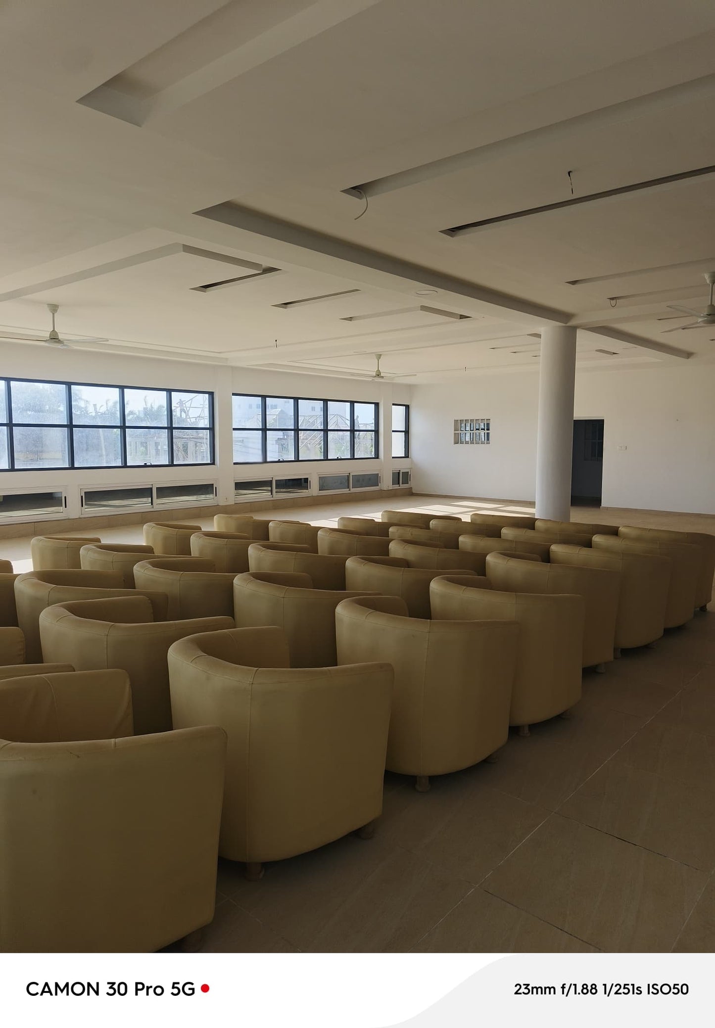 À VENDRE UN RESTAURANT TOUT EN BAIES VITRÉES BÂTI SUR UN LOT EN ANGLE DE RUE À 50M DU GOUDRON AVEC VUE SUR LA MER À BAGUIDA - 3 NIVEAUX, 6 TOILETTES, 2 BARS