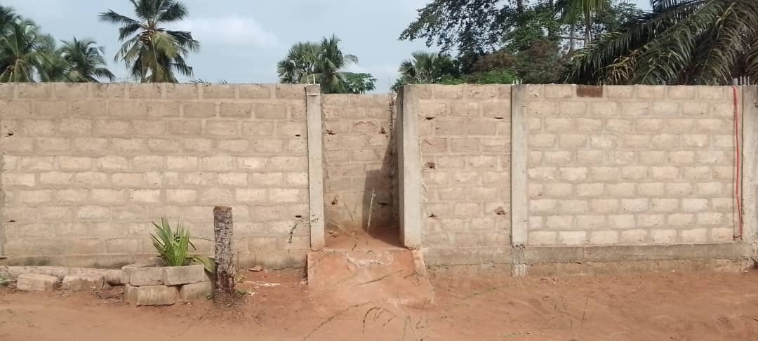 Maison 2 chambres en vente à Djagblé Aveta, proche du goudron – 15 millions FCFA