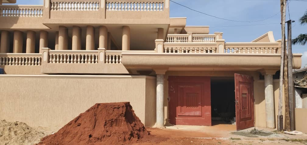 VILLA 9 PIÈCES À VENDRE À NYÉKONAKPOÈ – 900 m² | TITRE FONCIER