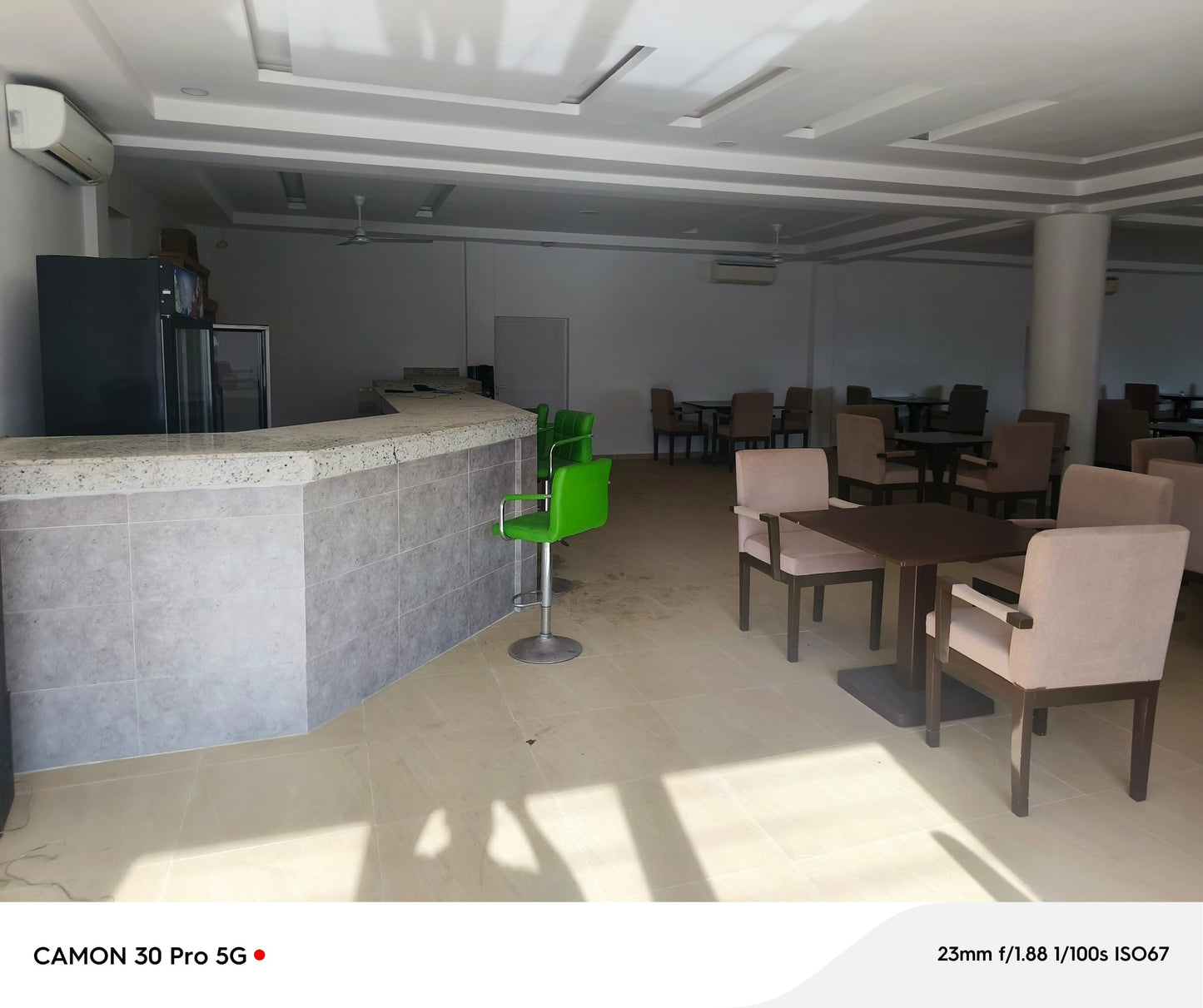 À VENDRE UN RESTAURANT TOUT EN BAIES VITRÉES BÂTI SUR UN LOT EN ANGLE DE RUE À 50M DU GOUDRON AVEC VUE SUR LA MER À BAGUIDA - 3 NIVEAUX, 6 TOILETTES, 2 BARS