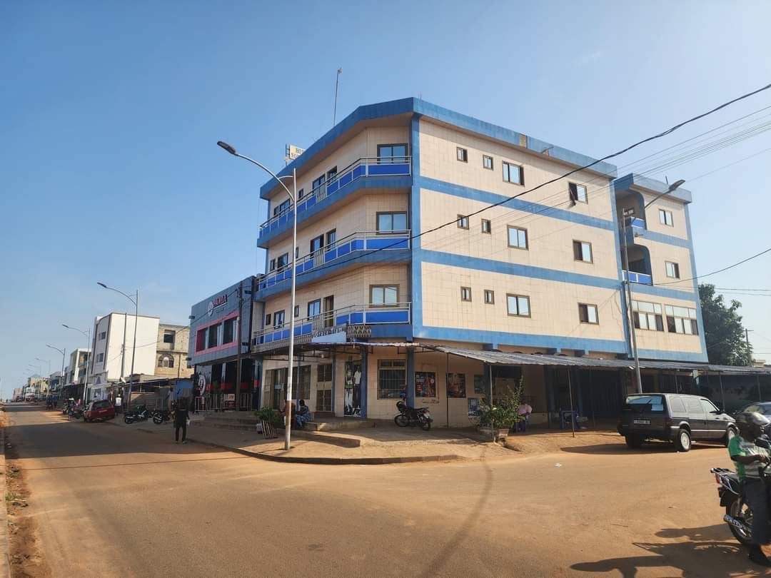 UN HÔTEL À VENDRE À ADIDOGOMÉ AU BORD DU GOUDRON - 29 PIÈCES