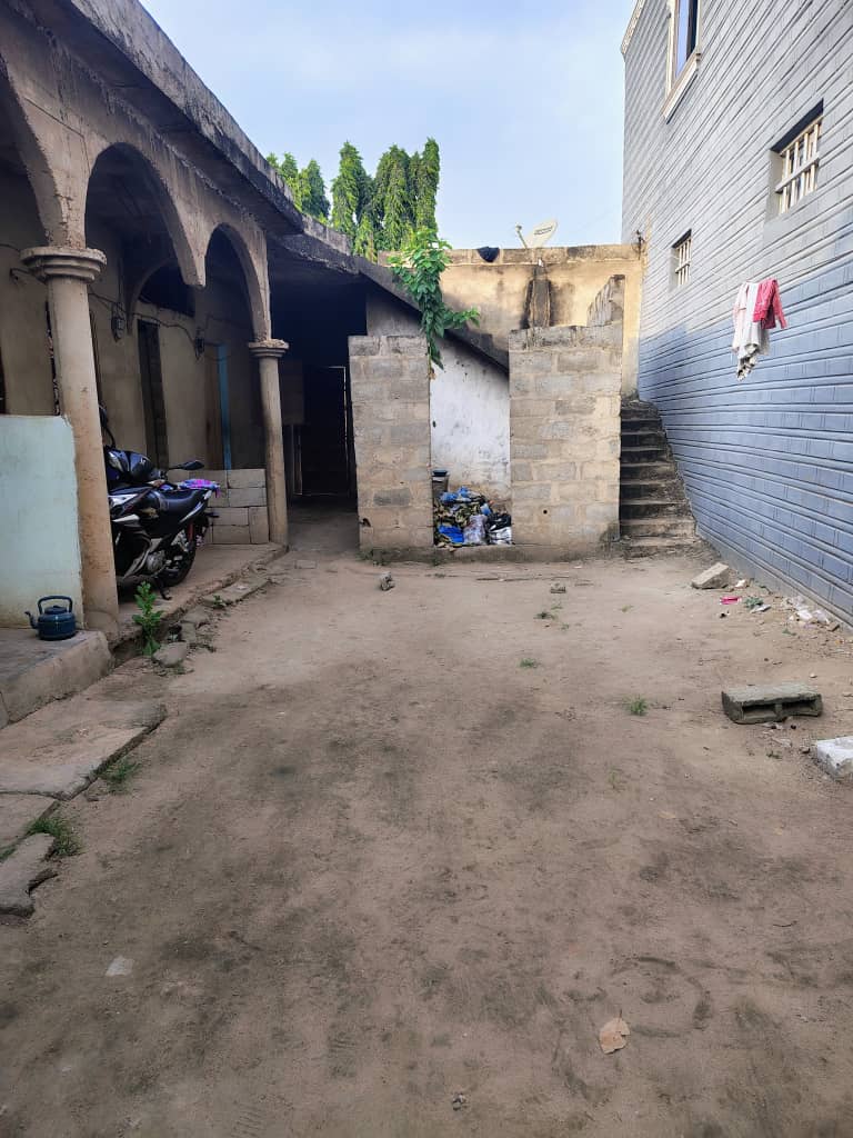 Villa inachevée 2 chambres sur 1/2 lot à Agoè Demakpoè – 20 millions FCFA