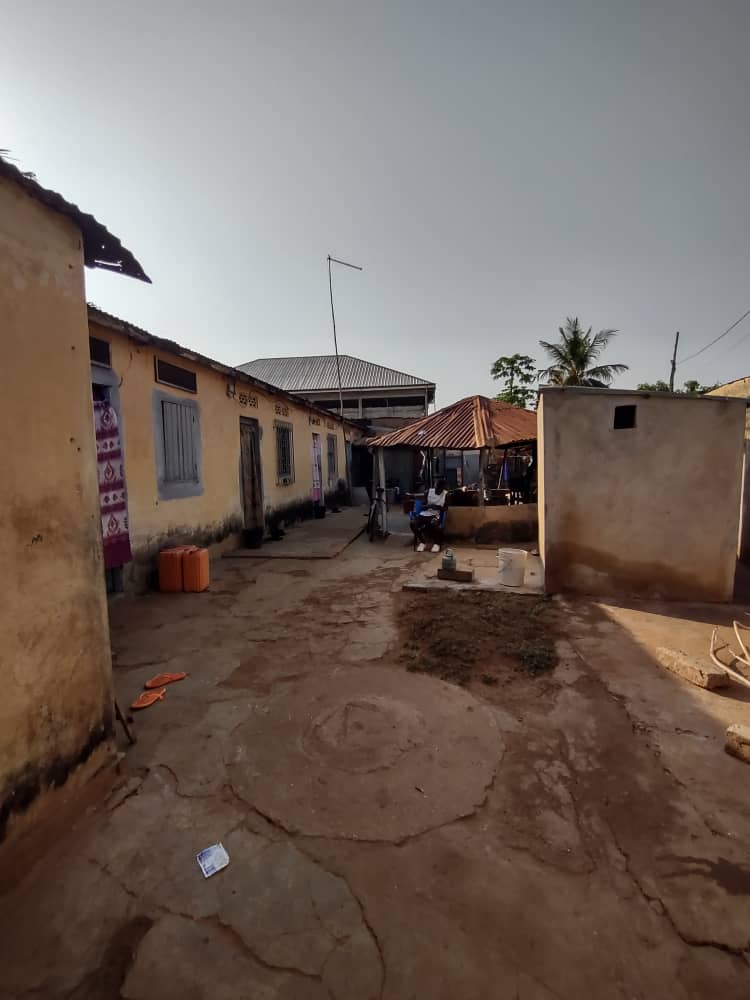 Terrain 1/2 lot + maison 4 pièces et 2 boutiques en vente à Gblenkomé Gbodossimé face le marché – 27 millions FCFA