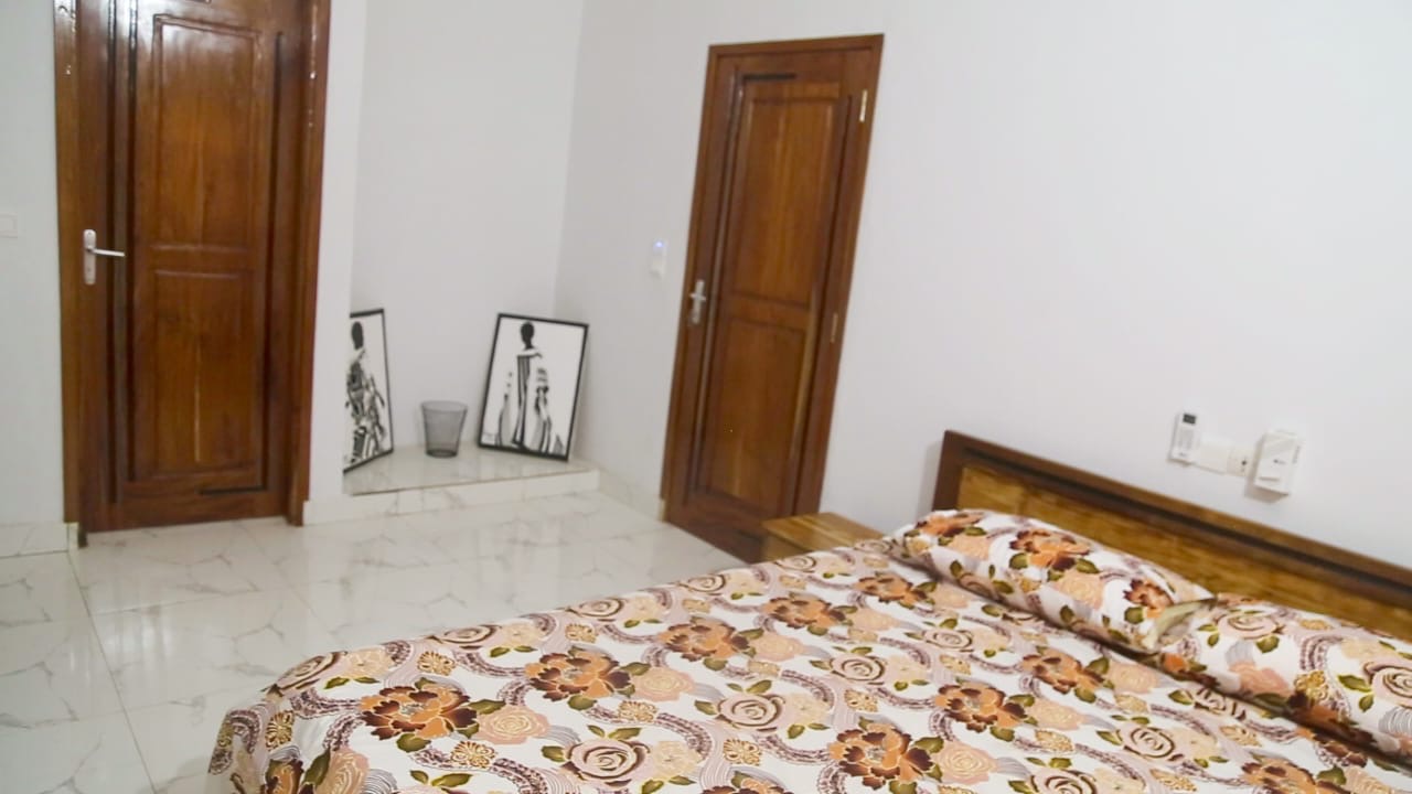 À LOUER – VILLA MEUBLÉ 4 PIÈCES (3 CHAMBRES SALON) À KOHÉ