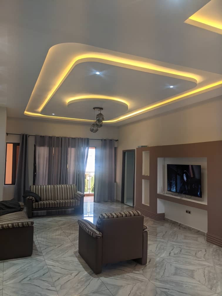 À LOUER – VILLA MEUBLÉE DUPLEX AVEC PISCINE – 6 CHAMBRES, 2 SALONS, 2 CUISINES – AGOÈ RÉSERVE – 1.300.000 F CFA/MOIS