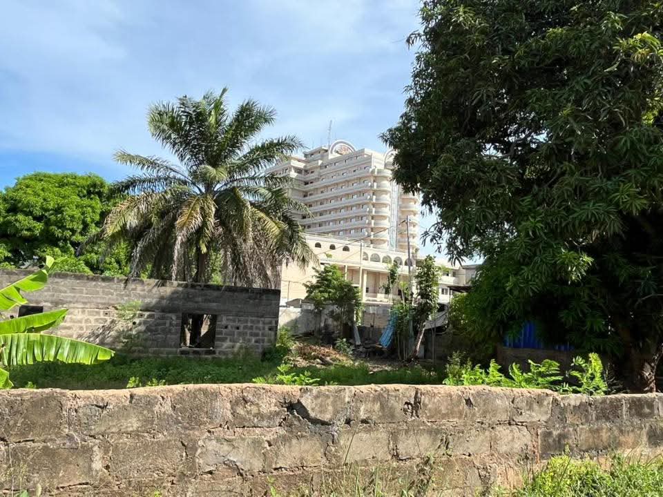 2 lots collés en angle de rues en vente à Tokoin Colombe de la Paix – 85 millions FCFA le lot