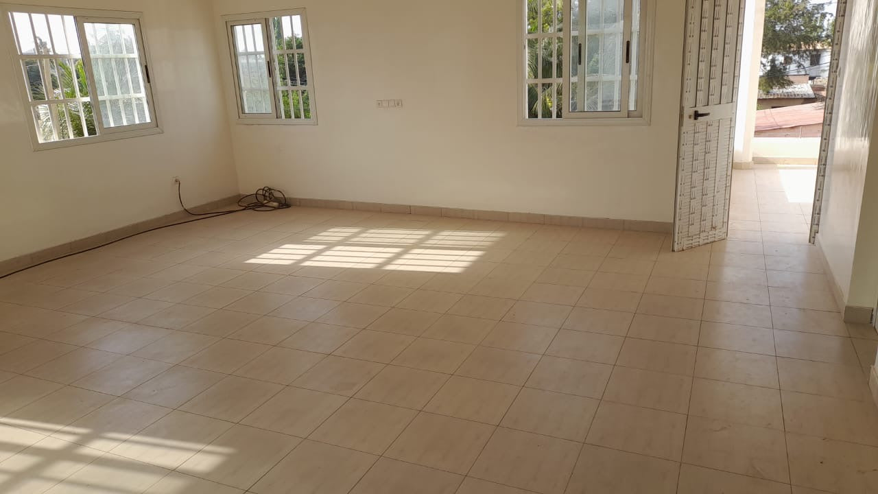 VILLA 6 PIÈCES AVEC PISCINE À VENDRE À DJIDJOLÉ – 600m²