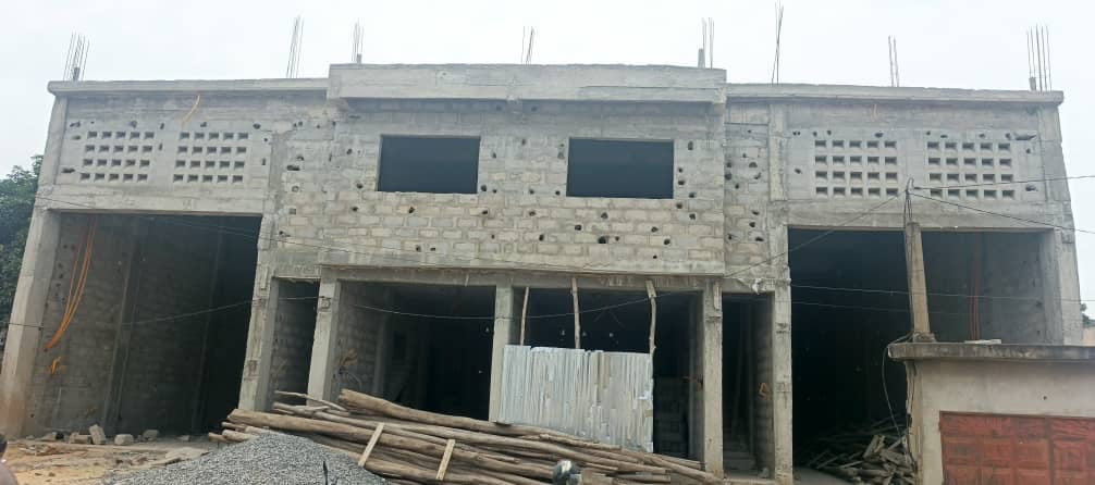 ENTREPÔT INACHEVÉ DE 4 PIÈCES + 2 GARAGES À VENDRE À LOMÉ - AKODÉSSÉWA (600m²)