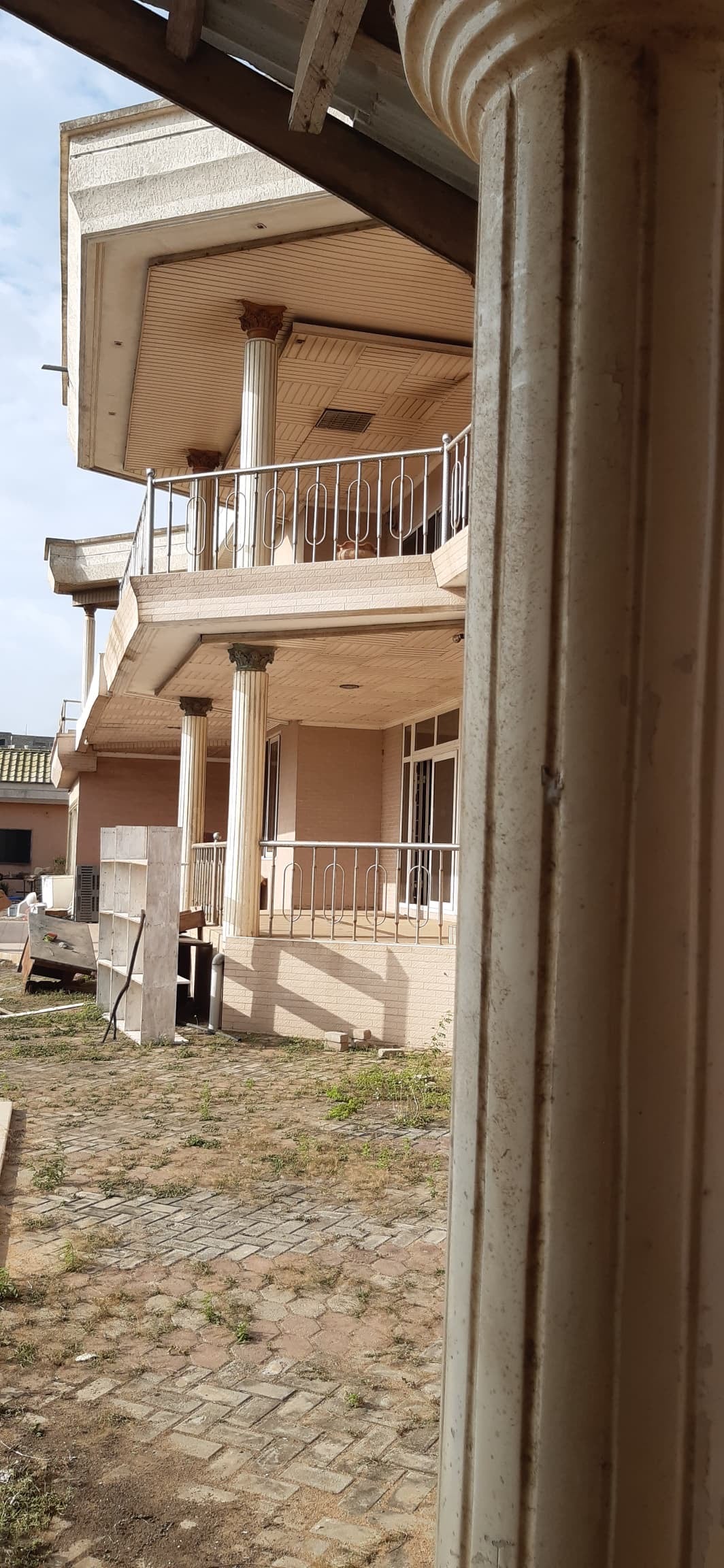 VILLA SOUTERRAINE HAUT STANDING À VENDRE – KPOGAN ZOGBÉDJI – 1800m², 8 CHAMBRES, PISCINE, BOÎTE DE NUIT PRIVÉE