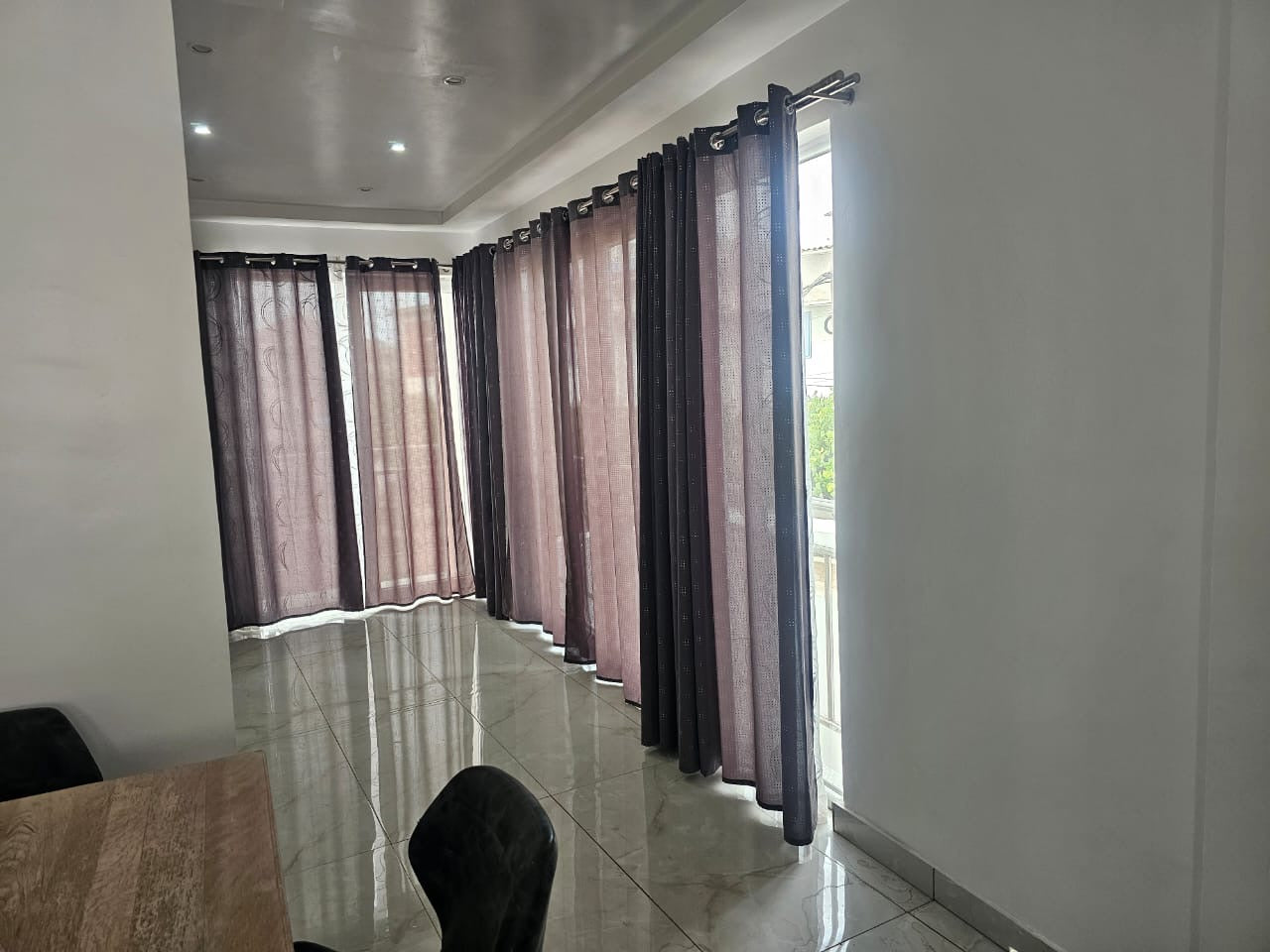 À LOUER – MAISON TRIPLEX DE 10 PIÈCES À NYÉKONAKPOÉ, BORD DU GOUDRON
Prix : 1.000.000 FCFA / mois