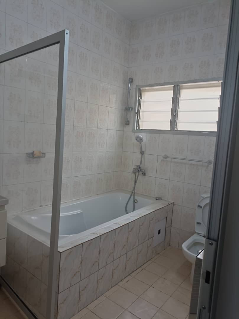 À LOUER – VILLA MEUBLÉE 4 PIÈCES (3 CHAMBRES SALON) À AVÉPOZO, VUE SUR GOUDRON