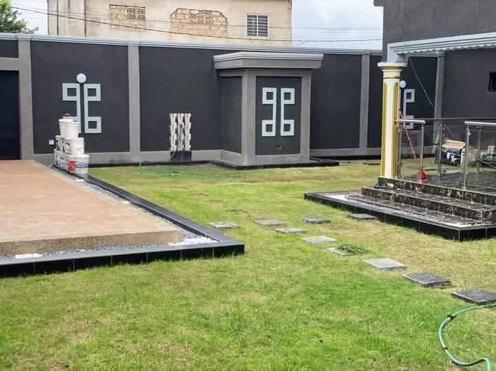 À LOUER – VILLA MEUBLÉE 4 PIÈCES (3 CHAMBRES + SALON) CLIMATISÉE AVEC JARDIN À AGOÈ FIOVI – WIFI – 600.000 FCFA/MOIS