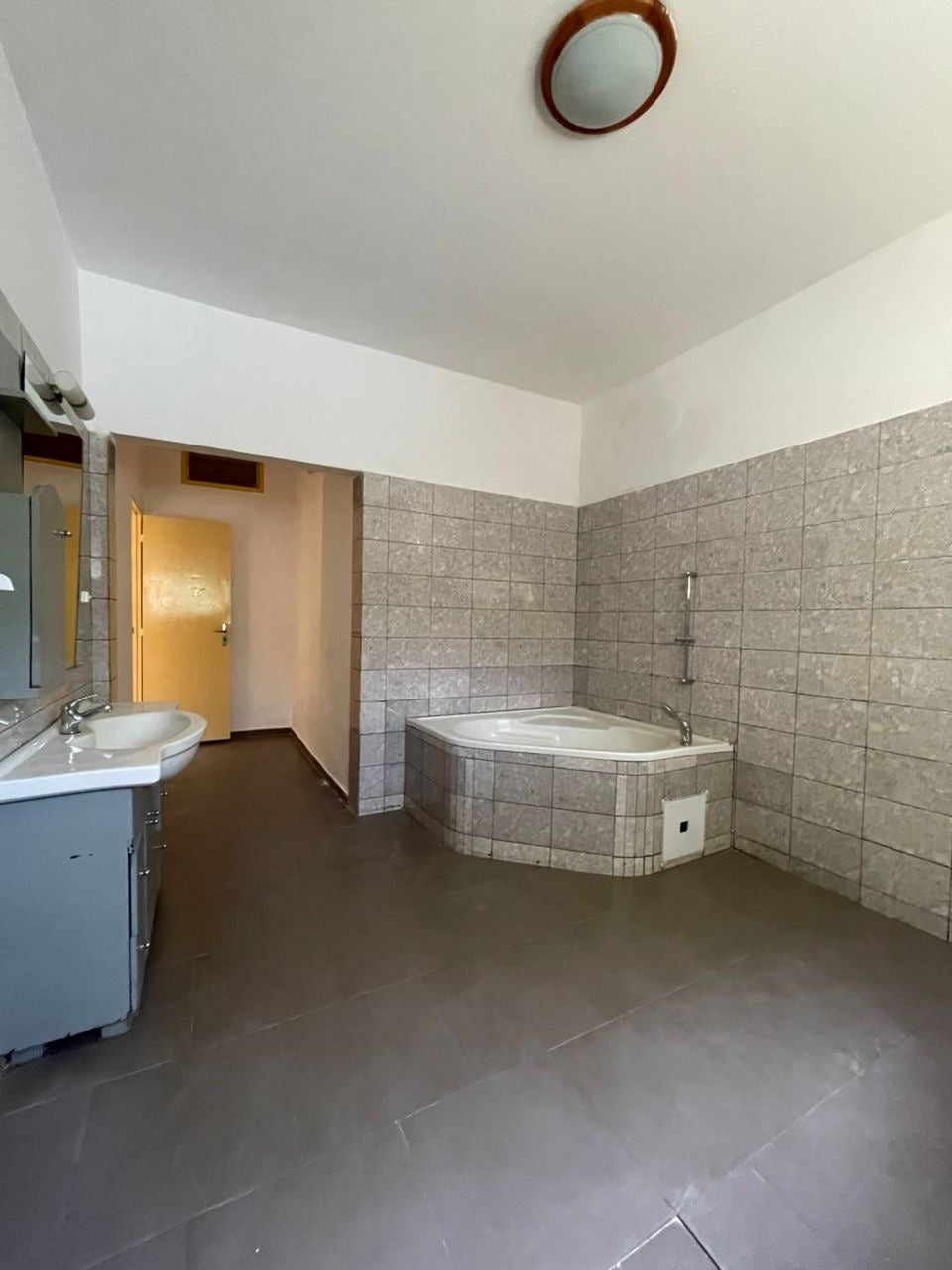 À LOUER – Villa 10 pièces avec piscine sur 900 m² à La Caisse (Résidence du Bénin) | 1.200.000 FCFA/mois