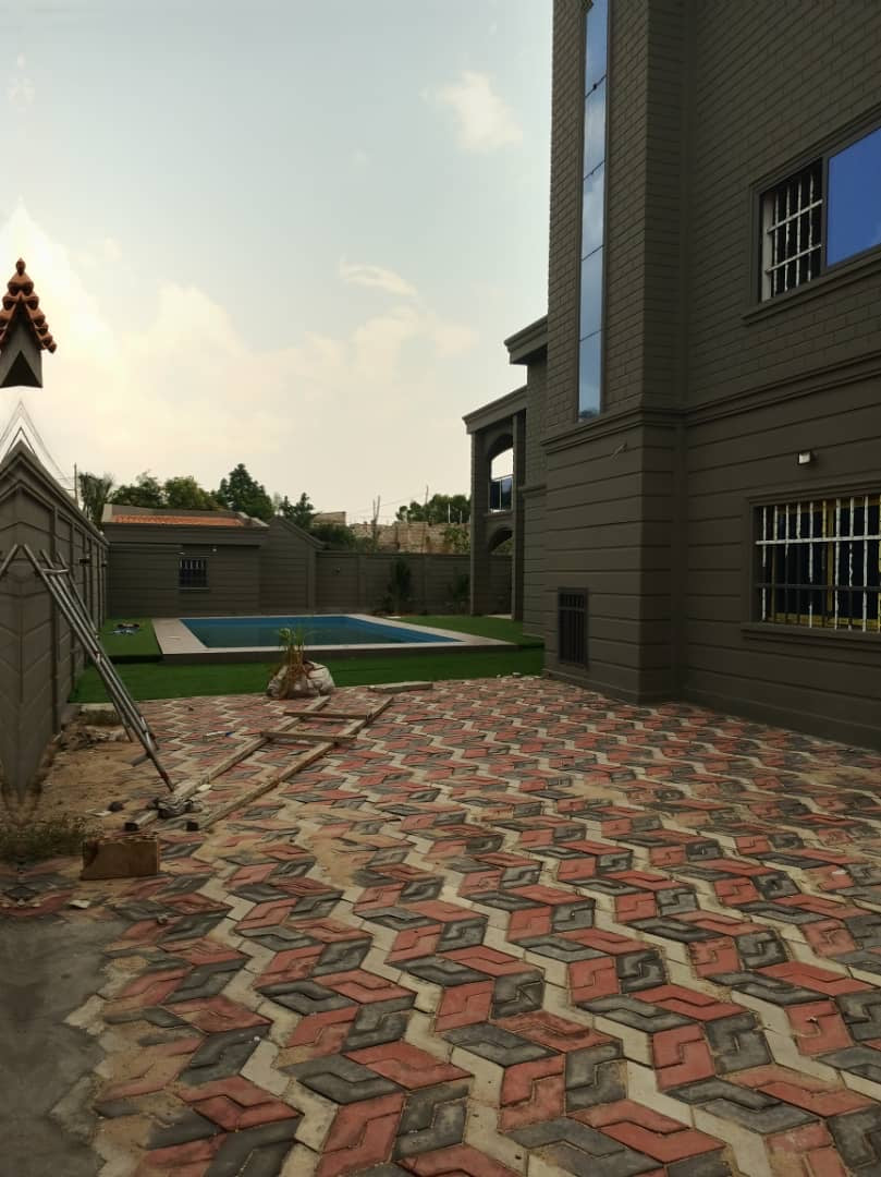 VILLA 8 PIÈCES + PISCINE À VENDRE À ADIDOGOMÉ SAGBADO – 2 LOTS | TITRE FONCIER